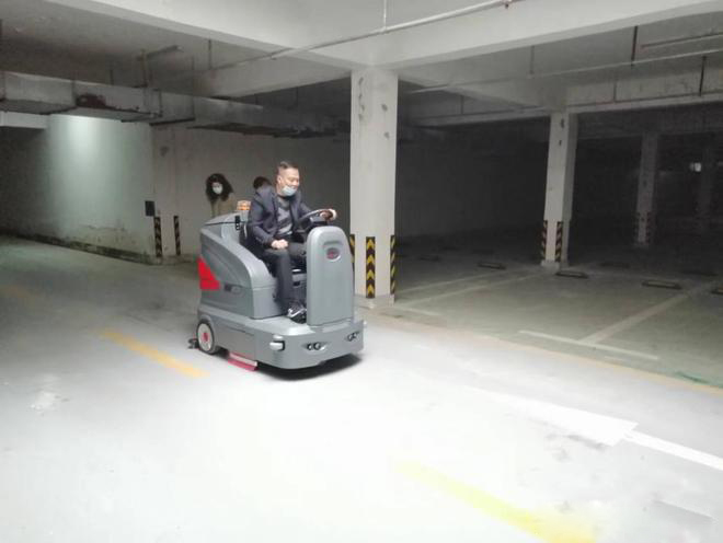 商丘小区物业保洁不用人力改用驾驶式洗地机了